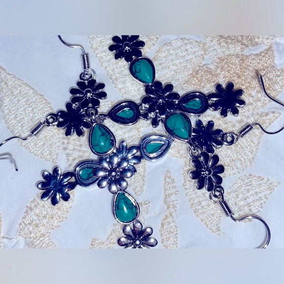 NWT Silver Flowers w/Turquoise Dangling Earrings- About 2.5” Long- Cute w/Jeans - Picture 12 of 16